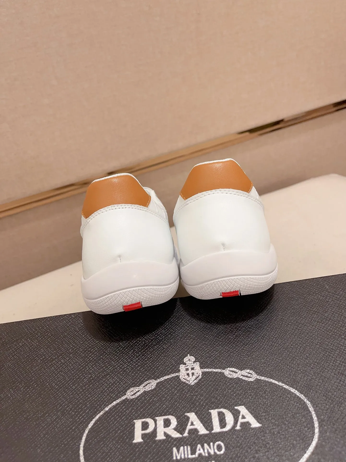 Factory price 420💰 ✔️✔️✔️The new PRADA (Prada) counters are launched simultaneously. The new men's shoes and 😘fabrics are made of selected first-layer cowhide ➕ breathable mesh technology. Lining: Full sheepskin lining. 👍🏿 High-end ☄️ air-cushion molded anti-slip rubber outsole, exquisite lines, simple and elegant, comfortable and high-end for leisure travel. Code number: 38 to 44 (45 can be customized)